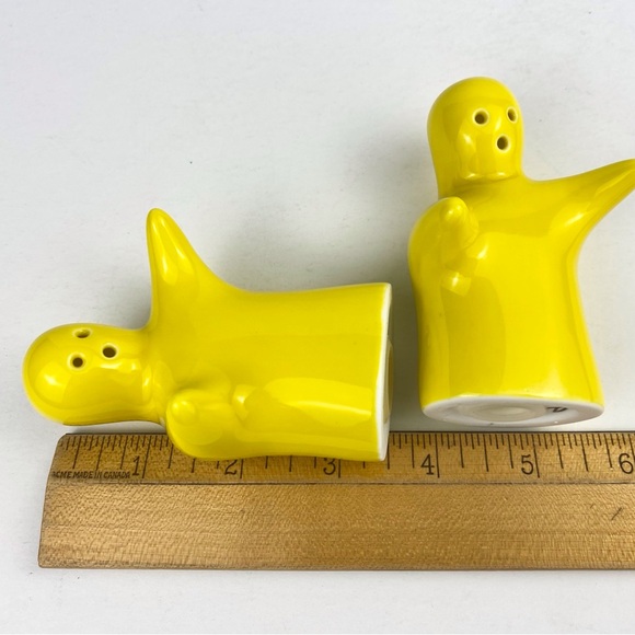 Hugging Ghosts Ceramic Salt and Pepper Shakers Yellow Set of 2 - Picture 6 of 6